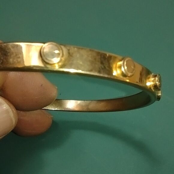 Pair‎ of Gold Tone Bangle Bracelets Costume Jewelry - Picture 4 of 5